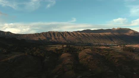 Imágenes-Aéreas-De-Drones-De-4k-Sobre-Las-Colinas-Y-Montañas-Del-Norte-De-Cusco-En-Perú-Al-Atardecer
