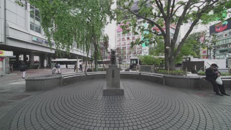 Tokio,-Japan-–-Berühmte-Hachiko-Statue-Im-Bahnhof-Shibuya-Ohne-Touristen-Und-Kaum-Jemand-Draußen-Unter-Weltweiter-Abriegelung-–-Coronavirus-Ausbruch-–-Weitwinkelaufnahme