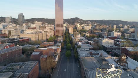 Toma-Aérea-Amplia-Y-Majestuosa-Que-Revela-Portland,-El-Icónico-Cartel-Del-Casco-Antiguo-De-Oregon-Con-Calles-Vacías-Debido-A-Covid-19