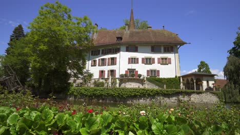 Schwenk-Der-Alten-Schlossarchitektur-In-Utzenstorf,-Schweiz