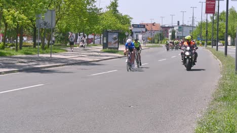 Grupo-Líder-De-Competidores-De-Carreras-De-Bicicletas-Pasando-Por