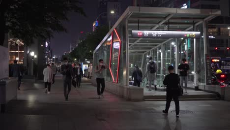 Koreaner-Mit-Masken-Am-Abend-Am-Gangnam-Bahnhof-In-Südkorea-–-Mittlere-Aufnahme