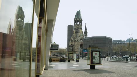 Reflejo-De-La-Famosa-Iglesia-Conmemorativa-En-Breitscheidplatz-En-Berlín.