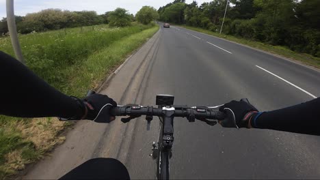 POV-Radfahren-Auf-Der-Londoner-Straße-A404-Mit-Vorbeiströmendem-Verkehr