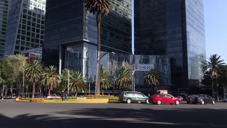 Kreisverkehr-Der-Palme-In-Der-Paseo-De-La-Reforma-Avenue-Mit-Etwas-Verkehr-Und-Gebäuden-Im-Hintergrund-An-Einem-Schönen-Sonnigen-Tag