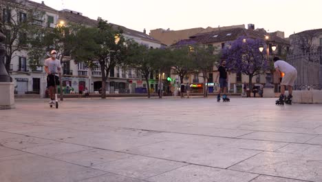 Personas-Con-Mascarilla-En-Patines-Y-Scooter-En-La-Plaza-Merced