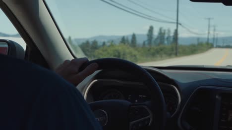 Macho-Adulto-Joven-Conduciendo-Su-Jeep-Por-La-Carretera-Abierta