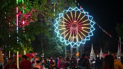 Luces-Giratorias-Y-Banderines,-Celebrando-Loi-Krathong