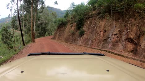 Hyperlapse-Auf-Dem-Auto,-Das-Auf-Einer-Unbefestigten-Straße-In-Den-Bergen-Durch-Den-Vulkan-Nationalpark-In-Ruanda-Fährt