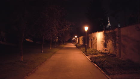 Camino-Vacío-En-Un-Parque-Iluminado-Por-Farolillos-En-La-Noche,-Praga,-Chequia,-Encierro