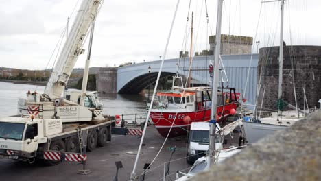 Grúa-Hidráulica-De-Elevación-Del-Vehículo-Barco-Pesquero-En-El-Puerto-De-Conwy,-Gales