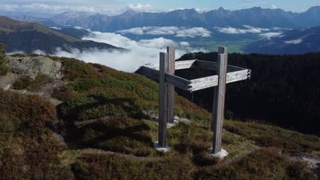 Volando-Junto-A-Una-Obra-De-Arte-En-La-Montaña-Schmittenhöhe-Con-El-Nombre:-Opfertisch-Oder-Ein-Halleluja