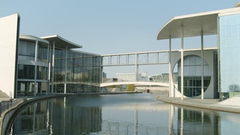 Arquitectura-Moderna-En-El-Río-Spree-En-El-Distrito-Gubernamental-De-Berlín