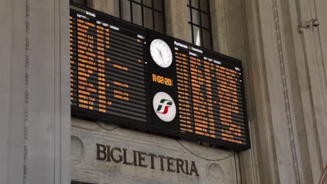 Hauptanzeigetafel-Mit-Zugabfahrten-Vom-Mailänder-Hauptbahnhof,-Handaufnahme