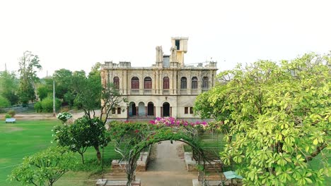 Eine-Landschaftsluftaufnahme-Der-Festung-Chittorgarh,-Ein-UNESCO-Weltkulturerbe,-Rajasthan,-Indien,-Festungssmog-über-Der-Stadt,-Luftaufnahme,-9