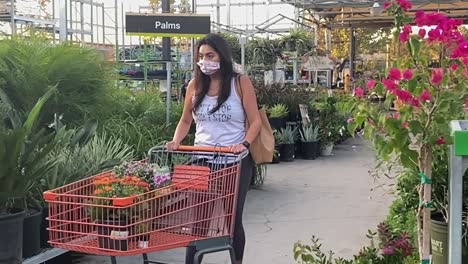 Mujer-De-Compras-En-La-Sección-De-Jardín-Al-Aire-Libre-De-Home-Depot-Con-Mascarilla