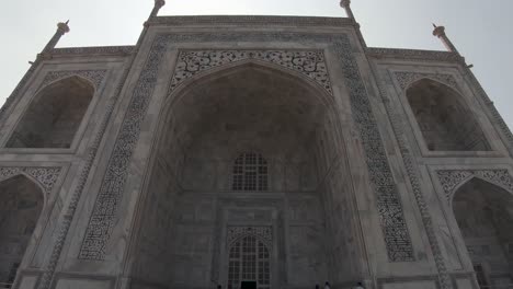Wunderschöne-Details-Des-Taj-Mahal,-Mausoleum-Aus-Elfenbeinweißem-Marmor-In-Agra,-Indien