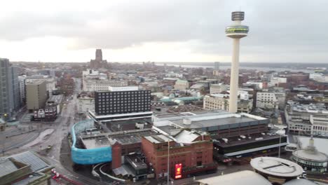 Vista-Aérea-A-Través-Del-Icónico-Horizonte-De-La-Ciudad-De-Liverpool-Calles-Vacías-Durante-La-Pandemia-Del-Virus-De-La-Corona-Derecha-A-La-Torre-De-Radio-De-La-Ciudad