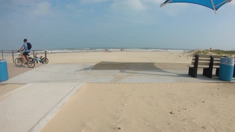 Zwei-Radfahrer-Radeln-Durch-Die-Aussicht-Auf-Einen-Fast-Menschenleeren-Strand-Im-Isla-Blanca-Park