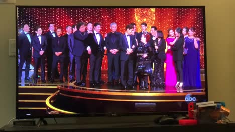 POV-De-Una-Persona-Que-Mira-&quot;Parasite&quot;-Gana-El-Premio-A-La-Mejor-Película-En-Los-Oscar-2020-En-ABC-Network