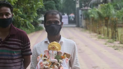 Hombre-Indio-Con-Máscara-Para-Coronavirus-Covid-19-Sosteniendo-Su-ídolo-Ganpati-Ganesh