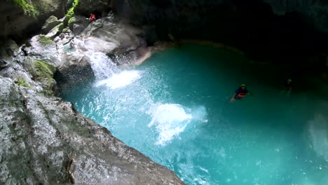 Excursionist-jumps-into-Kawasan-falls-in-Philippines