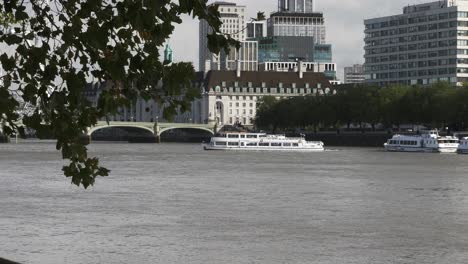 Barco-Que-Cruza-El-Río-Támesis-Cerca-Del-Puente-De-Westminster.