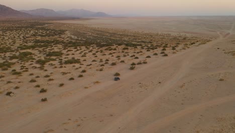 Wüstenfahrzeug,-Einfahrt-In-Das-Salzseetal,-Fahrzeug-Einfahrt-In-Die-Wüste-Des-Salzsees-In-Mexicali,-Baja-California,-Mexiko