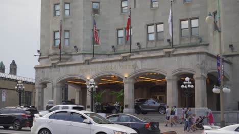 Entrada-Al-Hotel-Fairmont-Chateau-Laurier-En-Un-Día-De-Verano-En-Ottawa,-Ontario,-Canadá