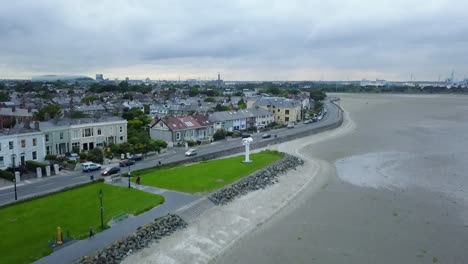 Schwenk-Aufnahme-Eines-Vorortes-Von-Dublin-Mit-Blick-Auf-Die-Stadt-Am-Horizont