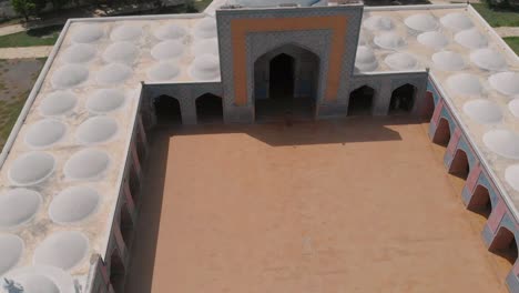 Aerial-Over-Empty-Courtyard-Of-Shah-Jahan-Mosque-In-Thatta,-Pakistan
