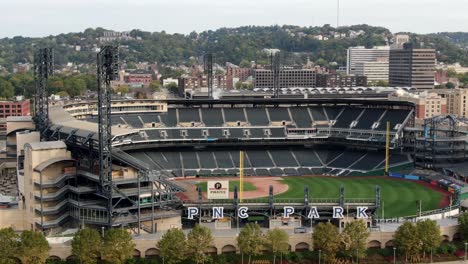 PNC-Park,-Heimat-Der-Pittsburgh-Pirates,-Parallaxen-Luftaufnahme-Zeigt-Stadion-Und-Baseball-Diamant-Des-World-Series-MLB-Baseballteams