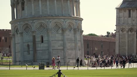 Primer-Plano-De-La-Torre-Inclinada-De-Pisa,-Uno-De-Los-Monumentos-Más-Reconocibles-Del-Mundo