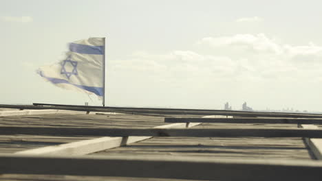 La-Bandera-Rota-Y-Hecha-Jirones-De-Israel-Vuela-Al-Viento-En-La-Azotea-Con-Vistas