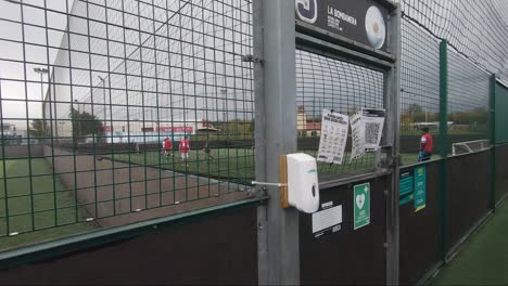 Desinfectante-De-Manos-Fuera-Del-Campo-De-Fútbol-En-Goals-Ruislip,-Londres