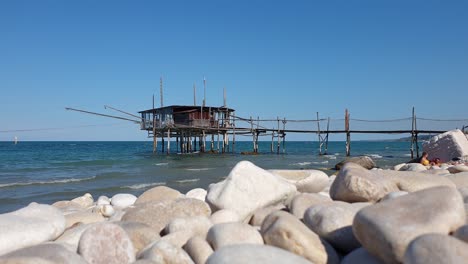 Ein-Paar-Touristen-Entspannen-Sich-Am-Trabocco--Oder-Trabucco-Strand-In-Den-Abruzzen,-Italien