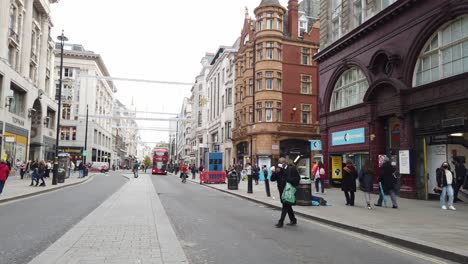 Oxford-Circus-U-Bahnstation-Oxford-Street-London-Covid-19-Pandemie