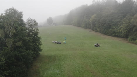 Luftaufnahme-Einer-Person-Auf-Einem-Quad-Und-In-Betrieb-Befindlichem-Sessellift-Auf-Einem-Alpinen-Skihang-Im-Sommer