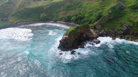 Luftpanorama-Kleine-Bucht-Und-Felsen,-Die-Von-Meereswellen-An-Der-Küste-Javas-In-Indonesien-Getroffen-Werden