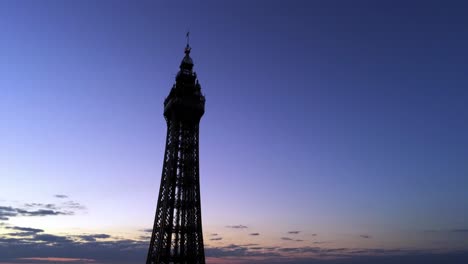 Blackpool-Tower-Luftaufnahme-Hoch-Nacht-Küste-Badeort-Wahrzeichen-Touristenattraktion-Langsames-Absenken