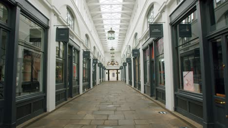 Lockdown-in-London,-rows-of-closed-shops-and-stores-in-an-empty-Covent-Garden-Market-Piazza,-during-the-COVID-19-pandemic-2020