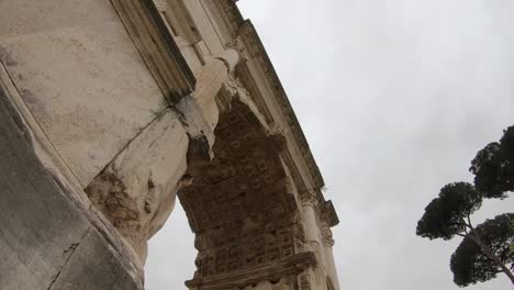 Der-Titusbogen-Ist-Einer-Dieser-Symbolträchtigen-Bögen-In-Der-Stadt-Rom