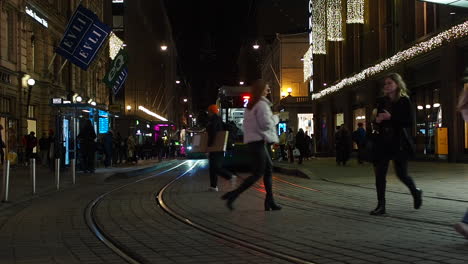 La-Gente-Camina-Por-La-Calle-Central-De-Helsinki-Por-La-Noche.