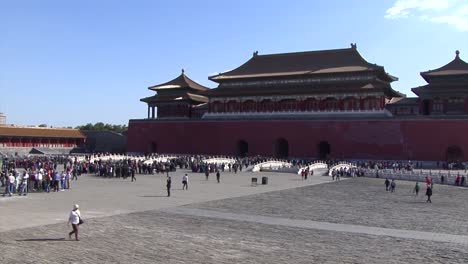 Turistas-Visitando-La-Ciudad-Prohibida,-Beijing,-China