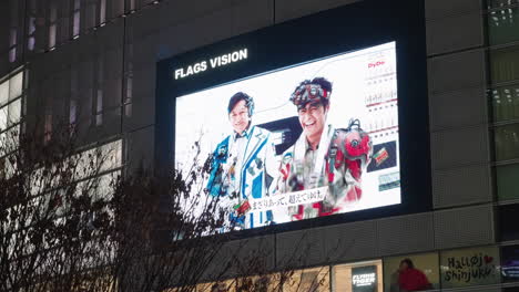 Japanese-Advertisements-Played-On-A-Digital-Screen-Display-On-The-Wall-Of-A-Building-At-Night-In-Tokyo,-Japan