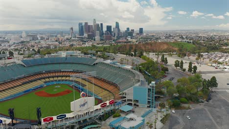 Absteigende-Luftaufnahme-Der-Innenstadt-Von-Los-Angeles-Und-Des-Dodgers-Stadions