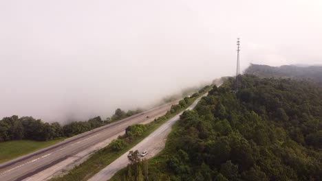 Vehicles-Travelling-At-I-75-In-The-Mountains-Of-Tennessee-On-A-Foggy-Day---Rarity-Mountain-Road-In-Newcomb,-Tennessee,-USA