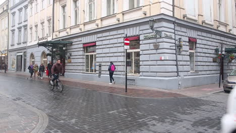 Grand-Hotel-In-Krakau,-Mietshaus-Auf-Der-Straße-Der-Historischen-Altstadt,-Verkehr