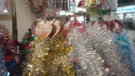 Guirnaldas-De-Oropel-Metálico-Para-Decoración-Navideña-En-Una-Tienda-En-Tokio,-Japón