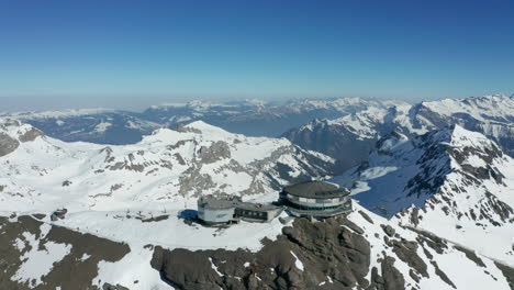 Fliegen-In-Richtung-Skiliftgebäude-Mit-Terrasse-Auf-Dem-Schneebedeckten-Berg
